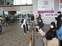 正面玄関入り口の北側の募金コーナーに、日本ブラインドサッカー協会公認チームとかちflow(フロー)と盲導犬コーナーの写真です